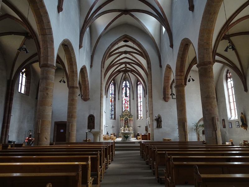 DSC06192.JPG - Ein kurzer Blick in die Pfarrkirche "Heilig Kreuz".